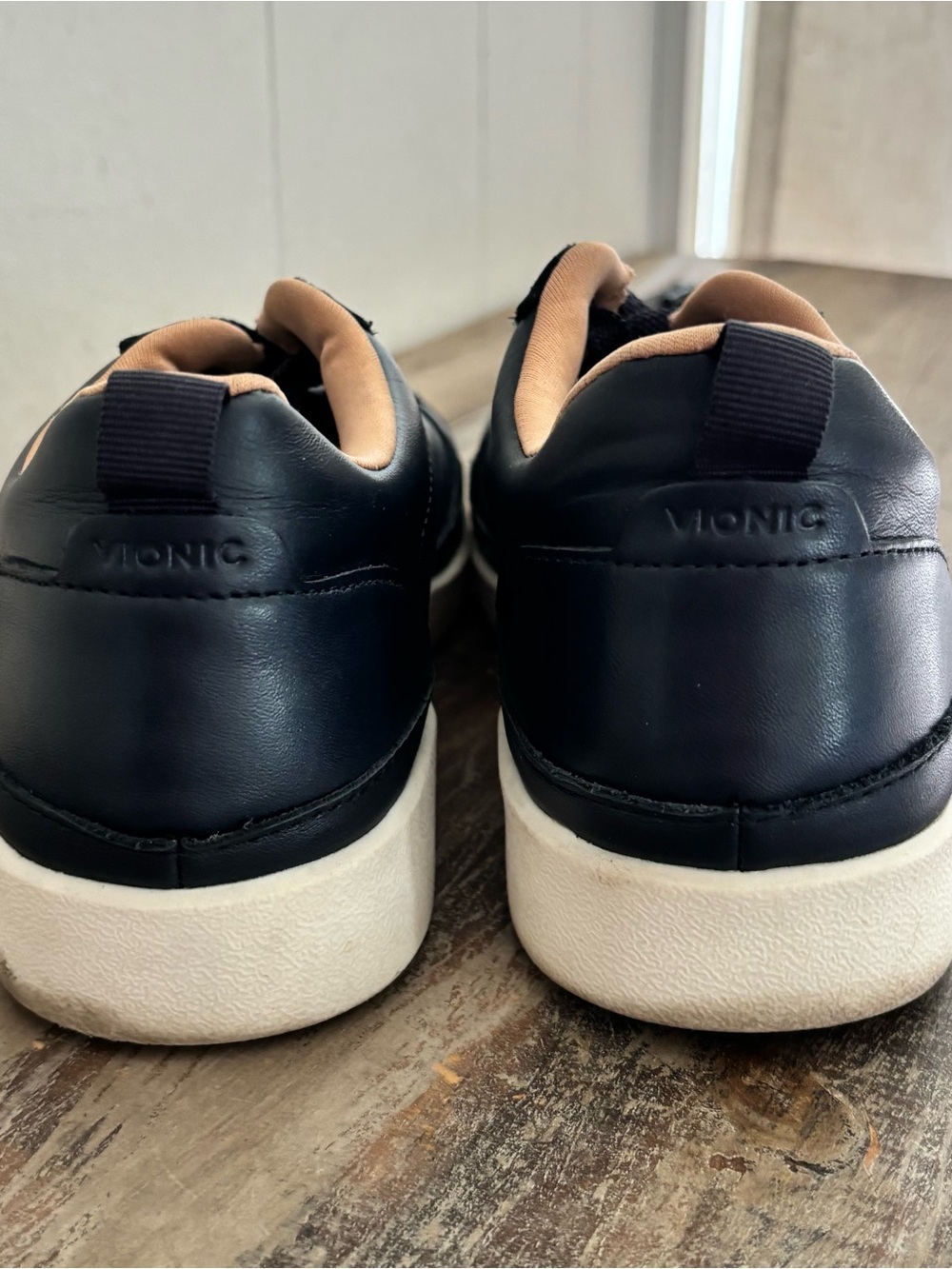 Vionic Elise Women's Leather Casual Comfort Sneakers Size 9 Gently Used - Picture 2 of 7